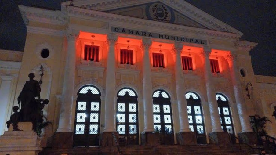 Câmara de Niterói ganha cores em apoio ao Dia Mundial de Luta contra a Aids