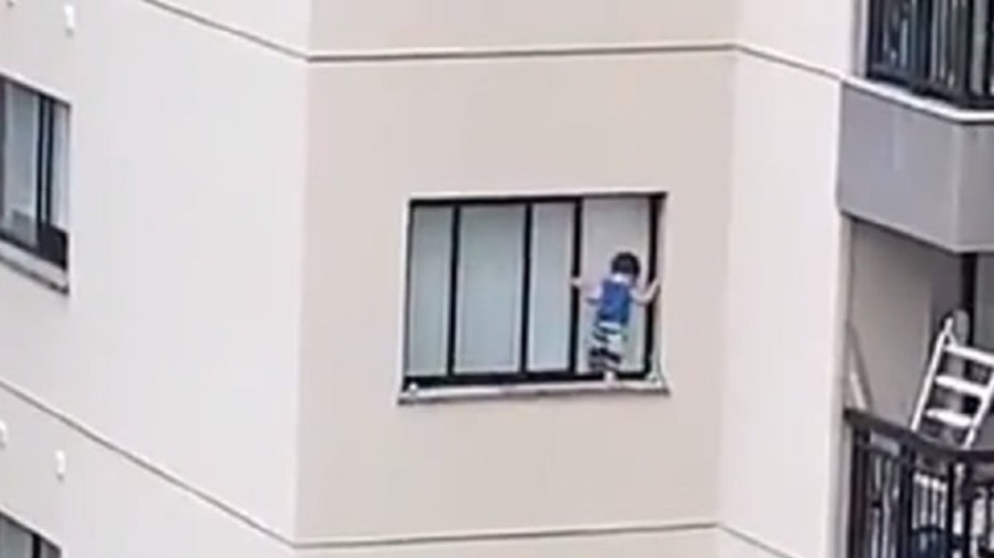 VÍDEO: Criança é filmada pendurada em janela de edifício