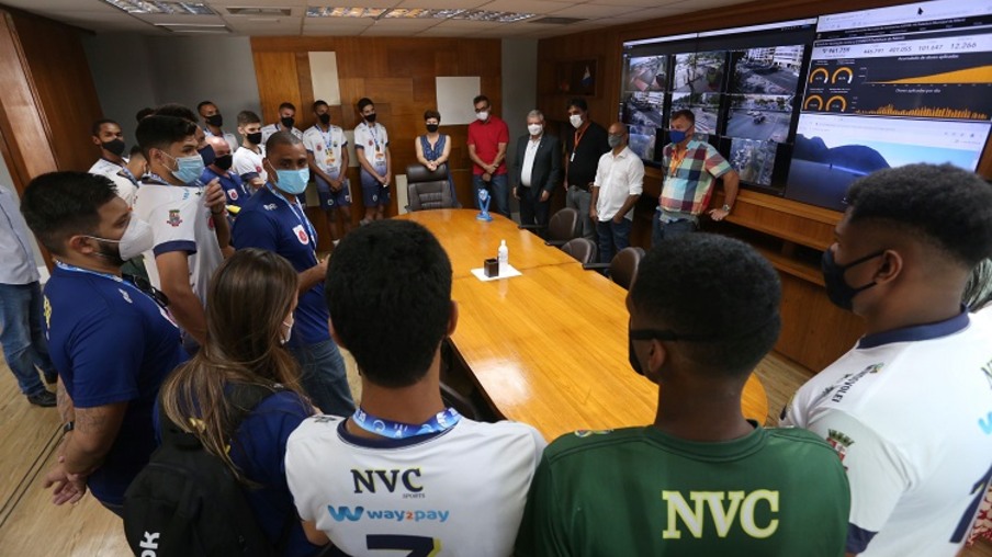 Equipe do Niterói Vôlei Clube é recebida pelo prefeito após título estadual