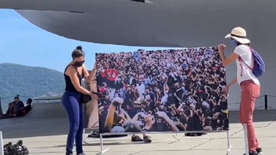 Vídeo mostra a montagem da exposição “Democracia em disputa”, que inaugura amanhã em Niterói