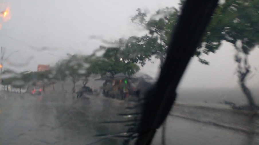 Previsão de chuva, raios e rajadas de vento em Niterói