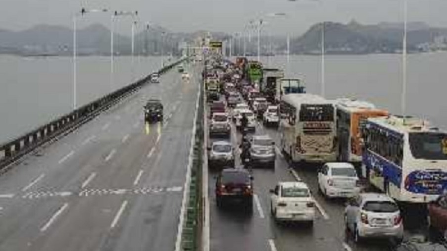 Último dia do ano começa com trânsito lento na Ponte Rio-Niterói