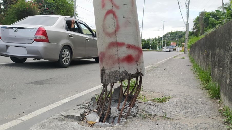 Situação de poste em Niterói preocupa moradores