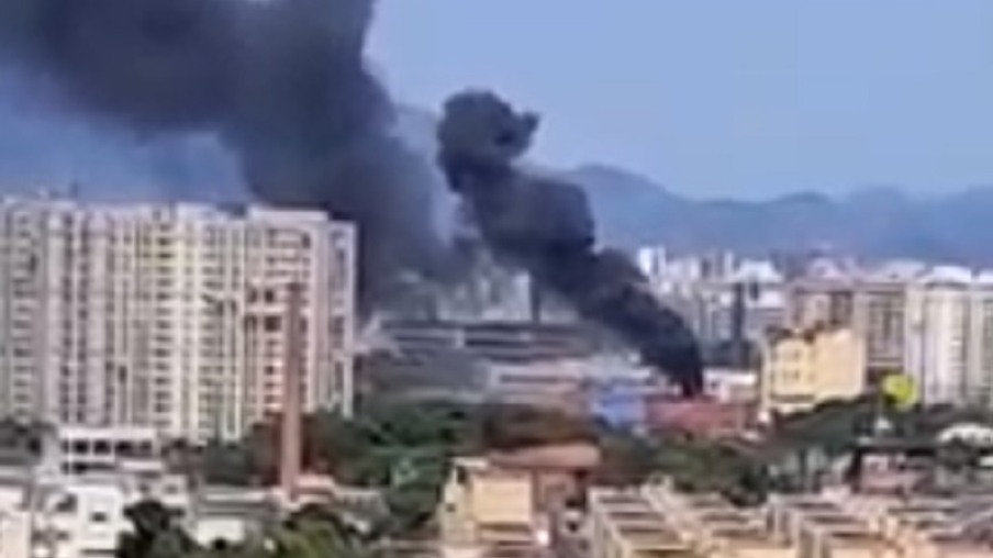 Incêndio atinge supermercado Extra em Niterói