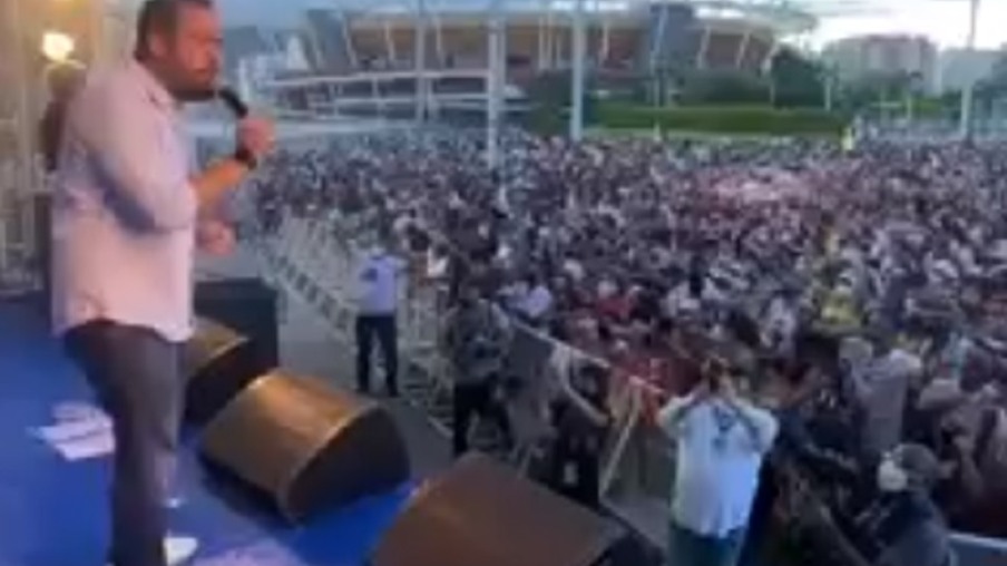 Governador canta em evento no Rio