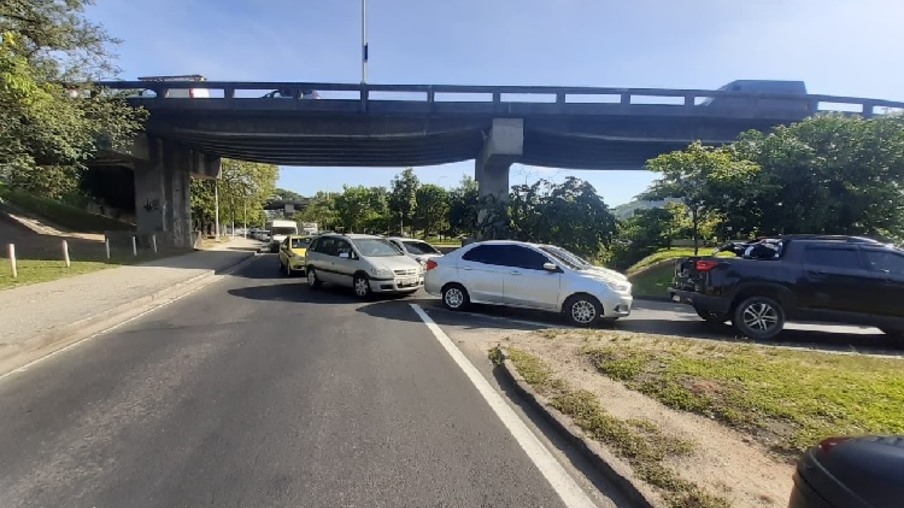 Acessos à Ponte Rio-Niterói com congestionamento nesta manhã