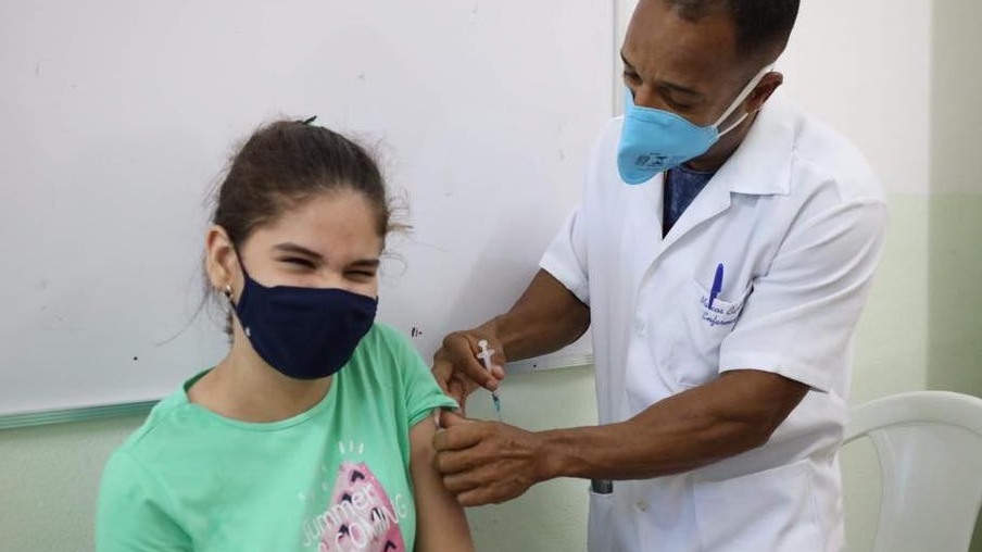 Prefeito de Niterói orienta secretaria a acelerar vacinação de crianças