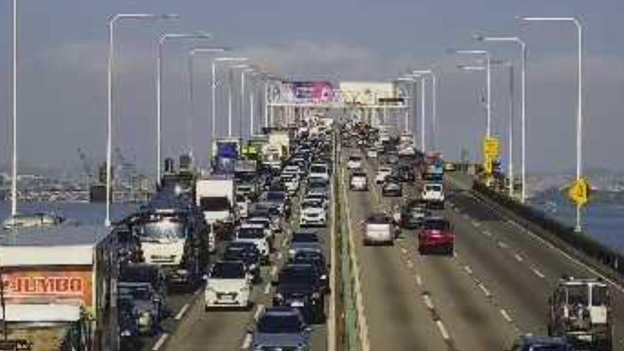Trânsito intenso na ponte Rio-Niterói