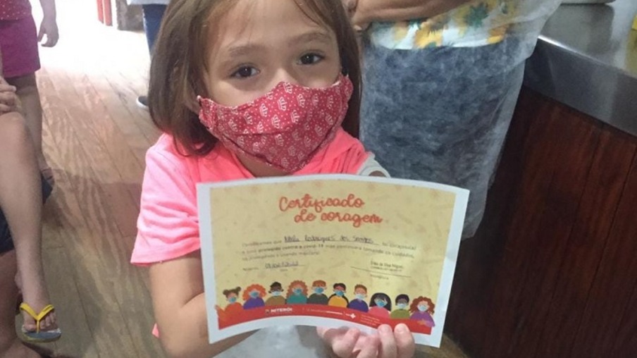 Menina de 6 anos recebe "Certificado de Coragem" em Niterói