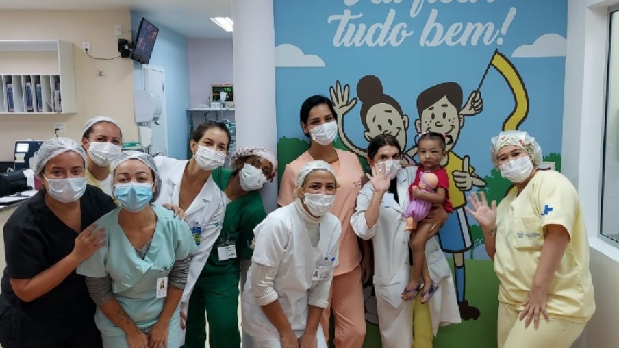 Criança atacada por pitbull em Niterói recebe alta de hospital