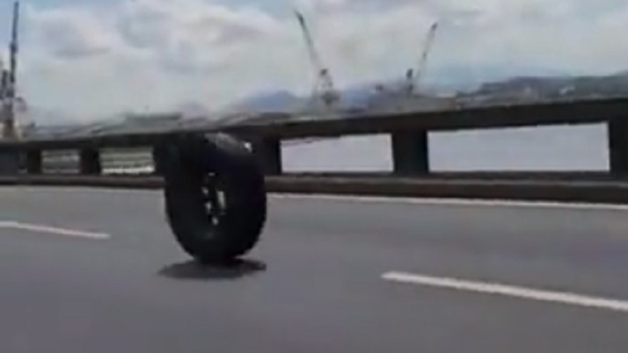 Roda de caminhão se solta na Ponte Rio-Niterói