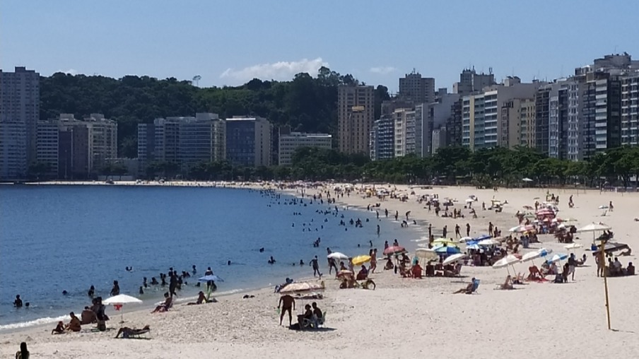 Muitos banhistas optaram por ficar na Praia de Icaraí