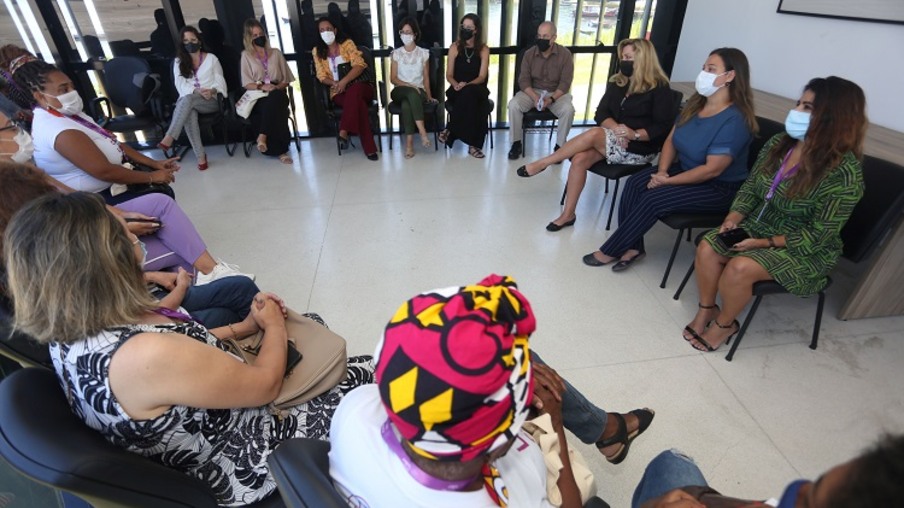 Cônsul americana participa de roda de conversa em Niterói com alunas do Projeto Mulher Líder