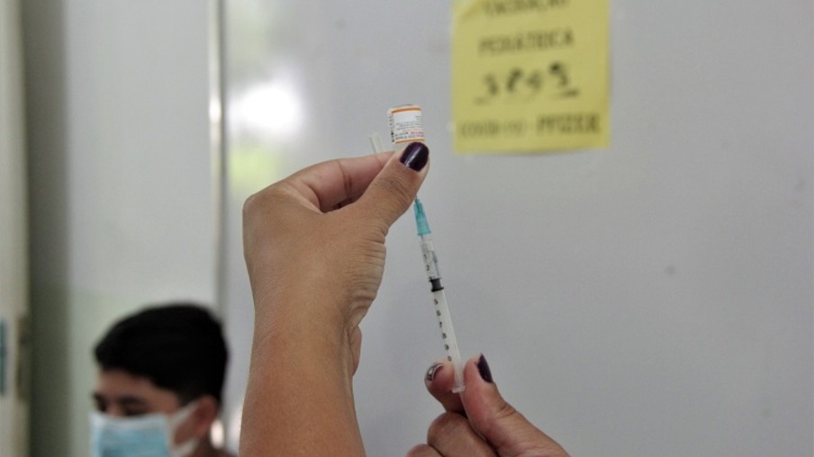 Vacinação em Niterói contra a Covid-19 retorna na quinta