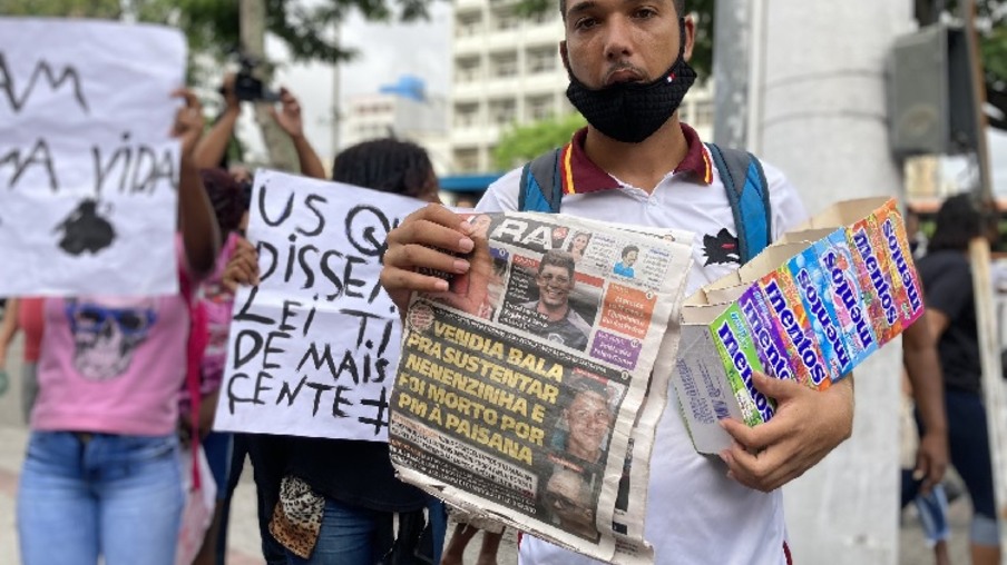 Protesto em Niterói reúne manifestantes pela morte do vendedor de balas