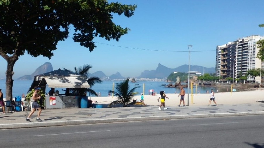 Sol e calor permanecem na quarta-feira de cinzas em Niterói