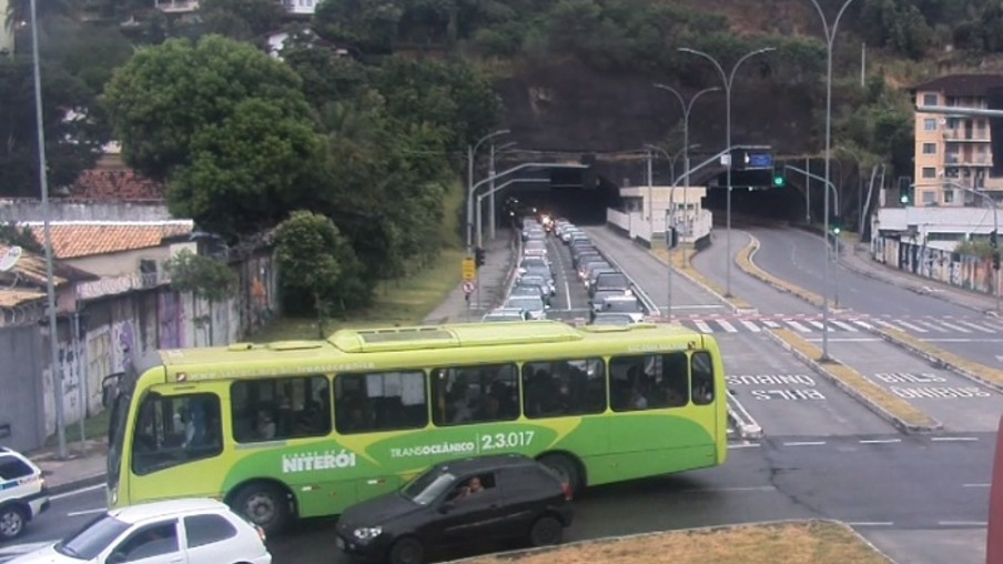 Manhã de trânsito intenso sentido Rio