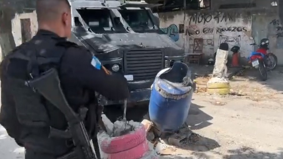 Policiais estão retirando barricadas em Niterói