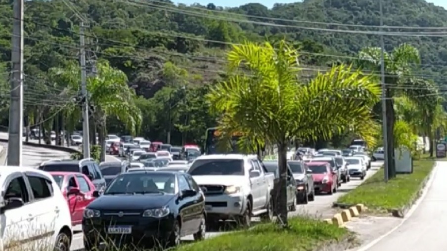 Vídeo: Quantidade enorme de veículos tentam chegar nas praias de Niterói