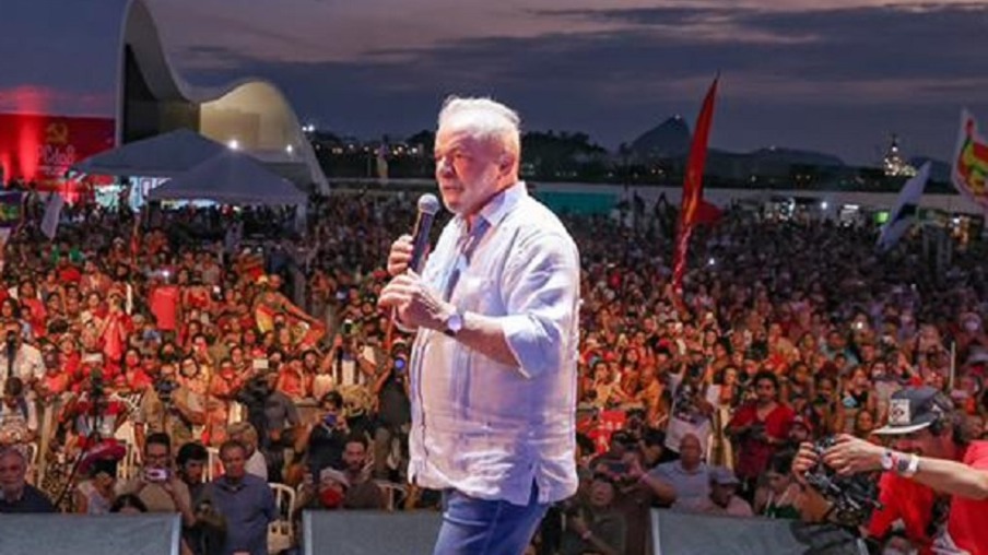 Lula diz em Niterói que vai "abrasileirar o preço do combustível"