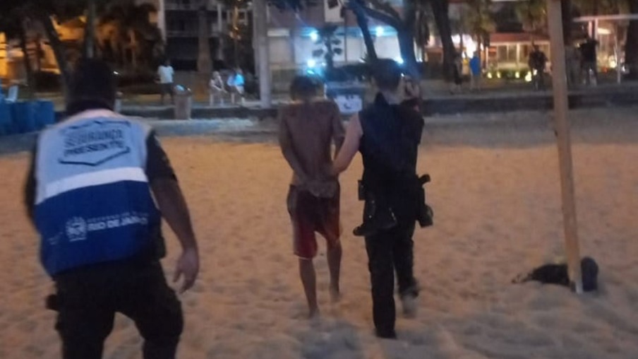 Assista: Suspeito de furto tenta fugir pelo mar e é preso dentro d'água, em Niterói