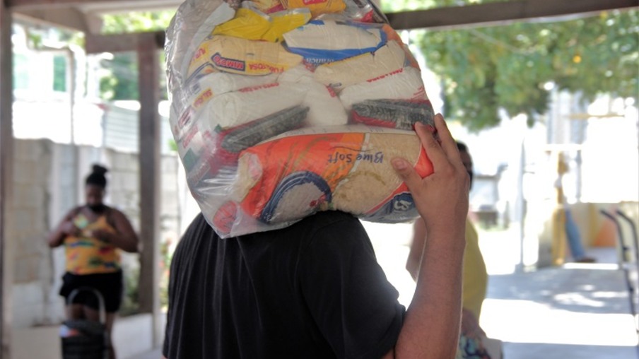 Niterói faz nova entrega de cestas básicas