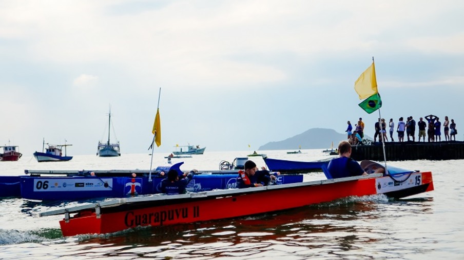 Competição em Niterói de barcos movidos à energia solar gera curiosidade