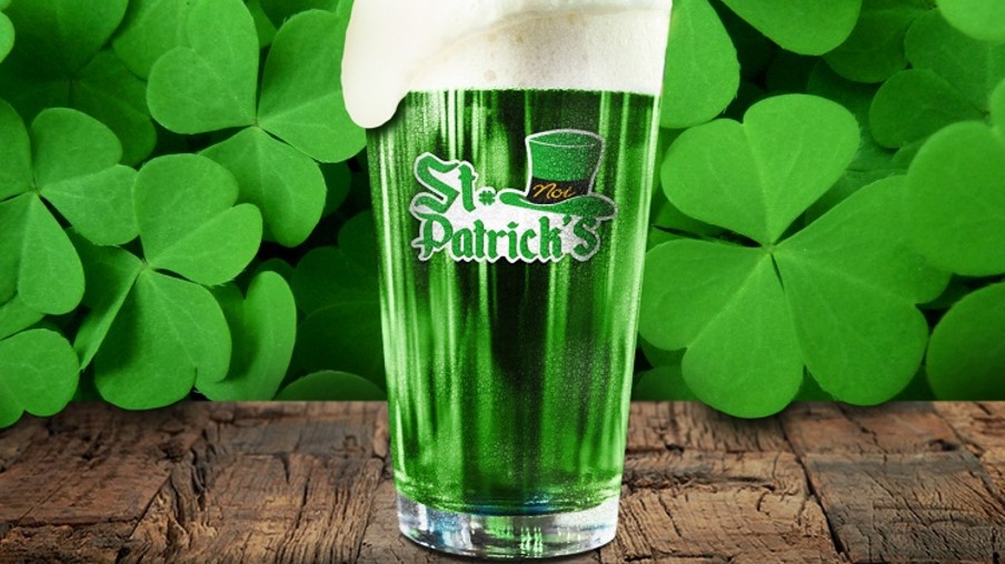 Chope verde e copo exclusivo em Niterói para celebrar o dia de São Patrício