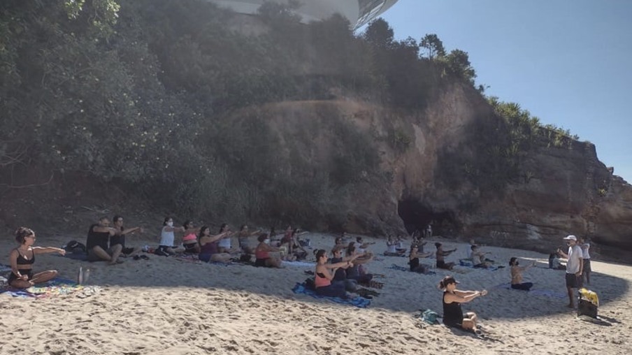 "Yoga na Praia" em homenagem ao dia da mulher acontece neste domingo em Niterói