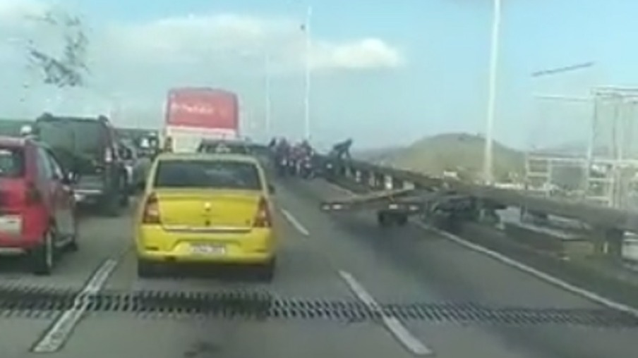 Informação que "caminhão caiu da Ponte Rio-Niterói" não é verdadeira; vídeo
