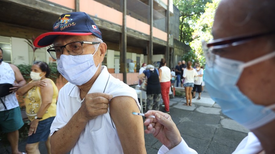 Niterói aplica vacinas contra Covid-19 e gripe em pessoas a partir de 80 anos 