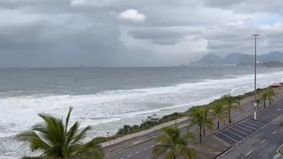 Vídeos mostram como ficou praia de Niterói com a ressaca