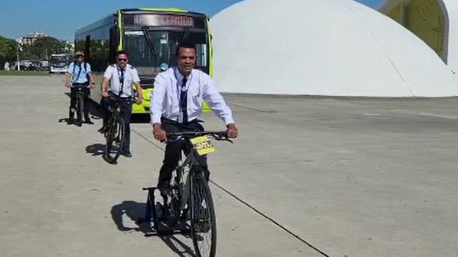 Vídeos mostram motoristas de ônibus de Niterói assumindo o lugar de ciclistas