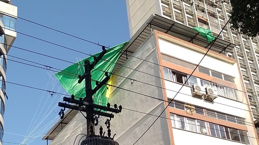 Balão cai no terraço de edifício em Icaraí.