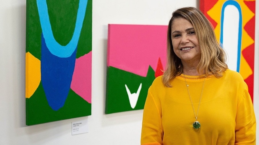 Fátima Dantas e suas obras na exposição Alma Tarsila | Foto: Celio Carvalho