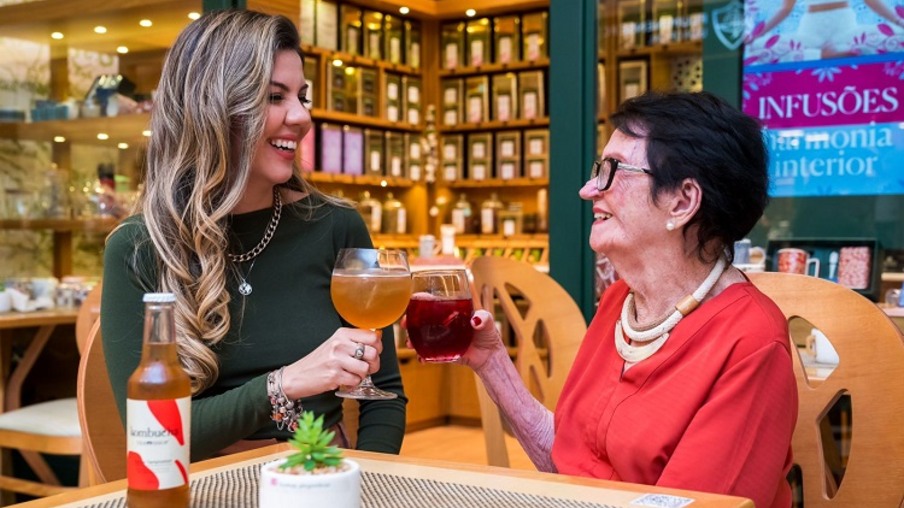 Campanha do shopping conta a história real da embaixadora do Plaza Carol Fernandes (@garotasdeblush) e sua avó, Arlete.