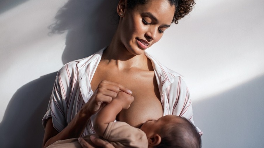 Aleitamento materno é fundamental para desenvolvimento do bebê.