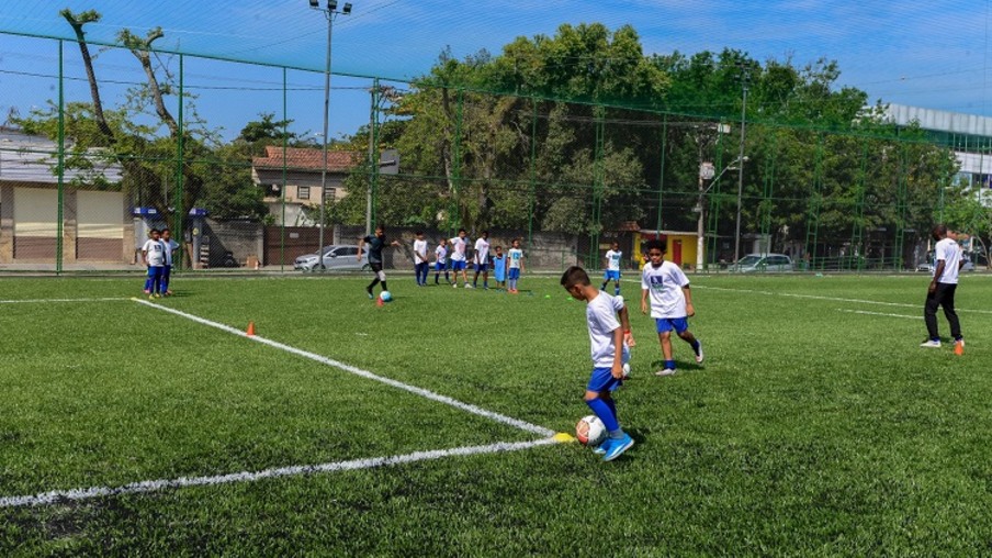 Iniciativa ensina futebol para crianças e adolescentes que moram em comunidades | Fotos: Célio Carvalho