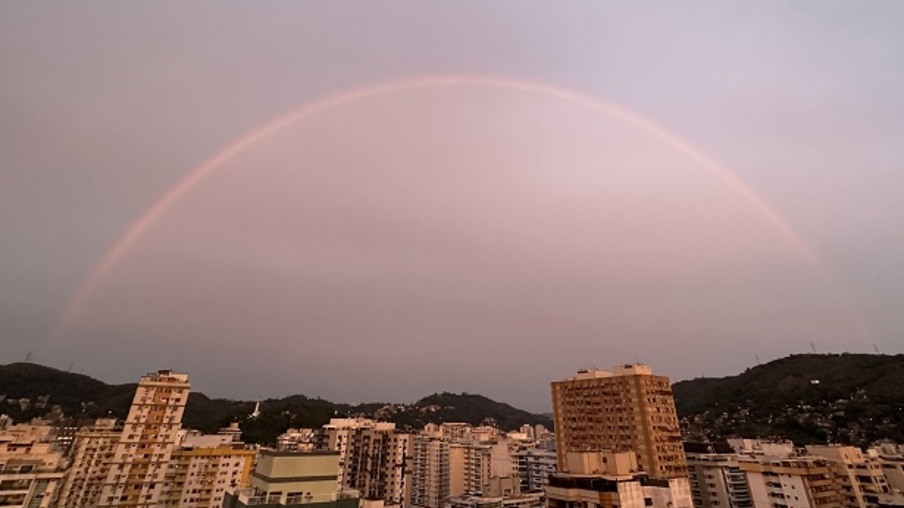 Flagrante do arco-íris ocorreu no final da tarde desta quarta-feira (19) em Icaraí | Vídeo abaixo