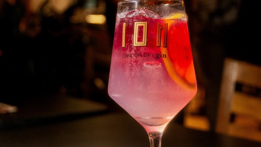 O “Panetone Noi” é um drink a base de Gin Íon levemente doce e com final seco e surpreendente