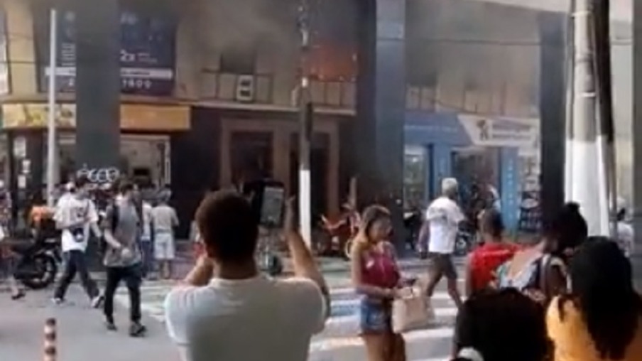 Vídeos abaixo mostram o momento do incêndio.