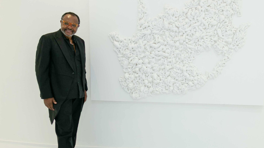 Híbridos que transitam entre pintura, escultura e relevo compõem exposição que propõe imersão na diáspora africana e nas questões raciais