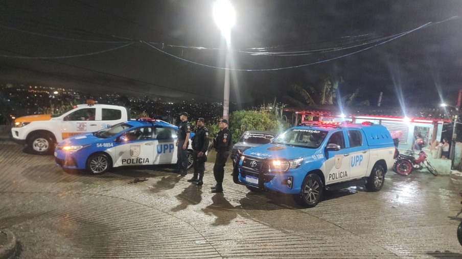 Equipe da UPP Borel auxiliou o 
Corpo de Bombeiros
 e a Defesa Civil na comunidade Chácara do Céu, devido ao desmoronamento de uma casa na Rua Esmeralda.