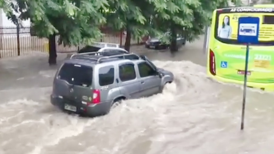 Enchente na Rua Presidente Backer em Icaraí | Arquivo