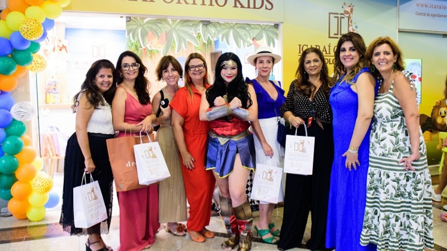 A dentista responsável da Icaraí Ortho Kids, Renata Ramos com algumas mulheres do Somos Empreendedoras e a Mulher Maravilha.