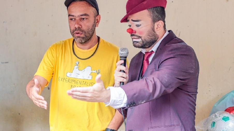 Leo Salo e Pão de Ló (Jonathan Cerícola) durante apresentação na comunidade Vital Brazil