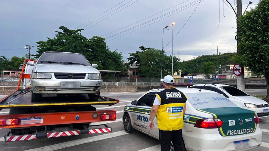 Um dos 39 veículos cujo motorista foi flagrado realizando transporte clandestino de passageiros (Foto: Divulgação)