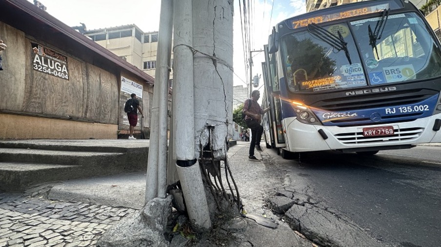 Poste em risco na Rua Gavião Peixoto fica a menos de 20 metros de uma escola. No local funciona um ponto de ônibus. Enel prometeu o reparo para este mês.