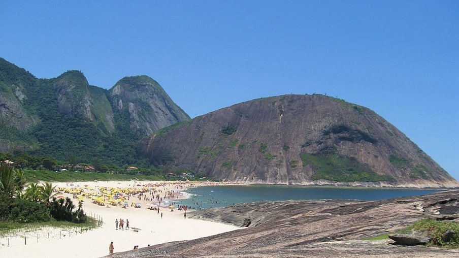 praia de itacoatiara niterói