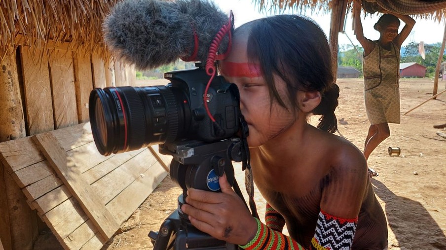 Criança da aldeia Pykararakre olhando através da camera | Kubekakre Kayapo